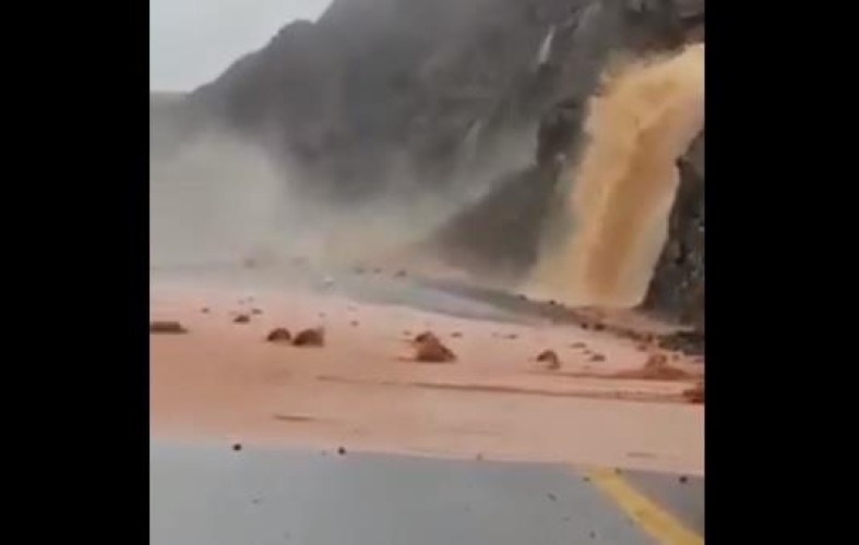أمطار غزيرة على “تبوك” تتسبب في انهيارات صخرية..و”الأرصاد” تتوقع استمرارها حتى صباح الغد