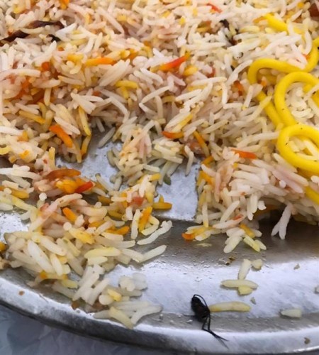 أمانة العاصمة المقدسة تغلق مطعما رصدت حشرات في أطعمته (صور)