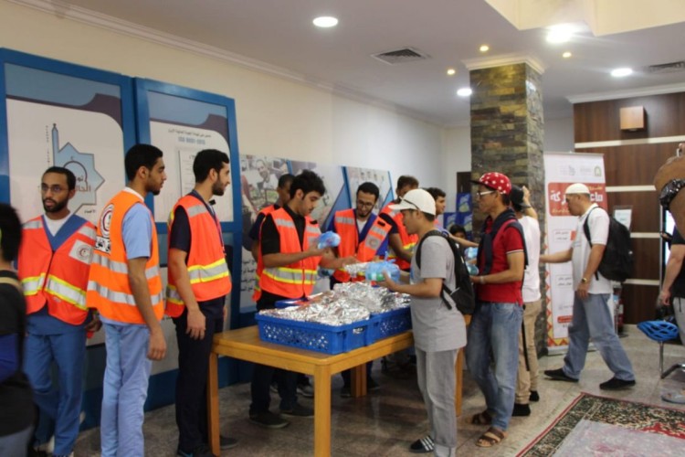 هيئة الهلال الأحمر السعودي بالأحساء يقدمون ماعون البركة لشهداء الواجب