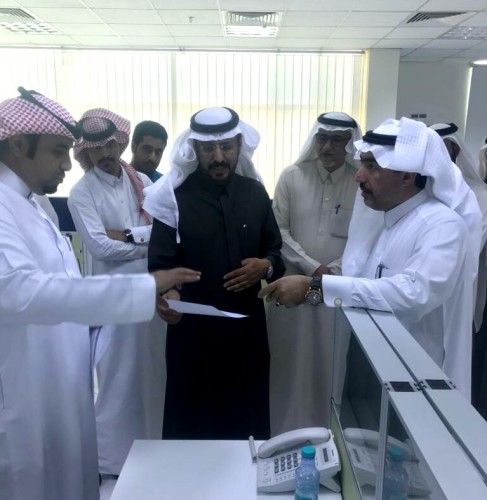 أمين عسير يفاجئ بلدية بيشة بجولة تفقدية