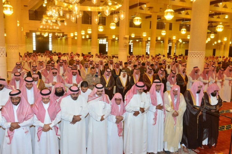 أمير منطقة الرياض يؤدي صلاة الميت على الأمير فيصل بن فهد بن مشاري بن جلوي آل سعود – رحمه الله –