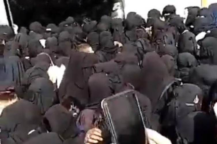 محل في عرعر يعرض منح كل طفلة اسمها “نورة” قلادة ذهبية.. شاهد ما حدث