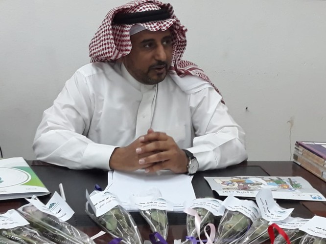 بلدية ضمد تهدي الزهور لمعلمي مدرسة الطاهرية