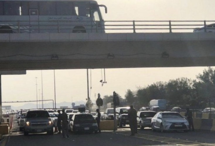 أمن الطرق بمكة يشتبه في شابين داخل سيارة مظللة .. وعند تفتيشها كانت المفاجأة ! – صورة