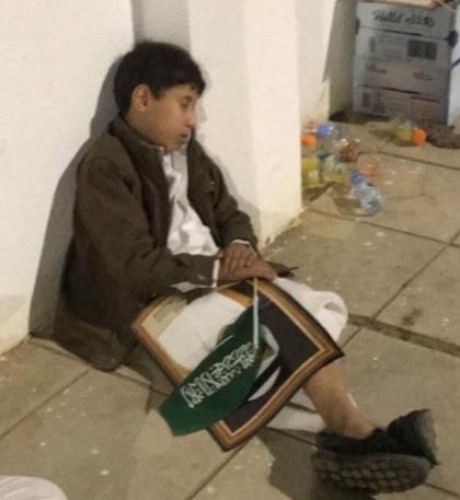 بالصور.. أمير الجوف يستقبل الطفل “يزن” الذي غلبه النوم أثناء انتظار موكب الملك في سكاكا