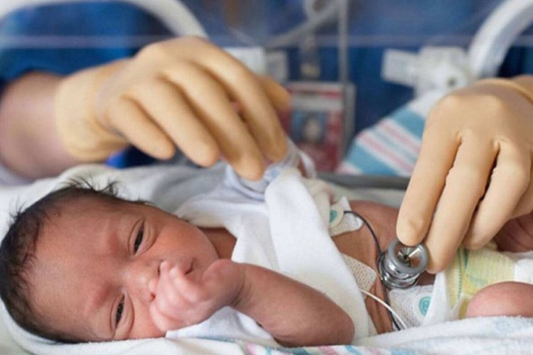 حالة ولادة نادرة لطفلة ظلت 9 أشهر خارج رحم والدتها بالدمام