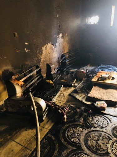 حريق يلتهم صالة منزل ببريدة محتجزاً أم وابنها