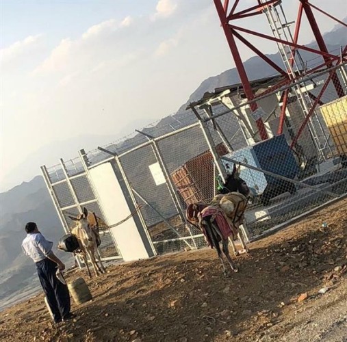 شاهد.. انقطاع الطرق يضطر متعهد إيصال الوقود لأبراج الاتصالات في شرق الليث لاستخدام “الحمير”