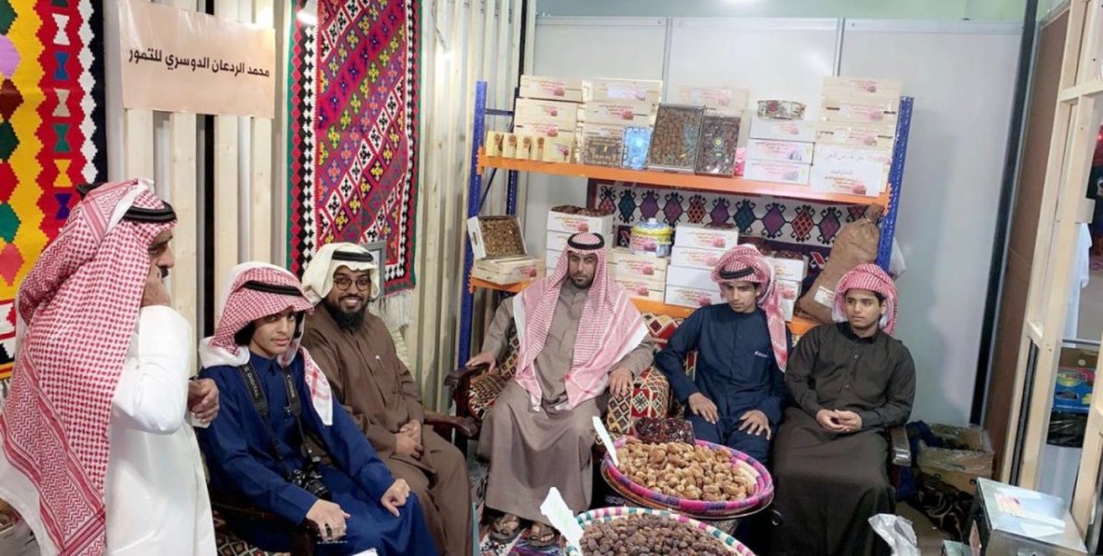 مدرسة الشيخ محمد بن عبدالوهاب بالحرس الوطني تزور مهرجان التمور المصنعة بالأحساء