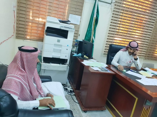 مشرف الخدمات الطلابية بمكتب التعليم بالريث أ.يحي المشيفي يزور مجمع آل مشحنة ويناقش سير العمل في برامج خدمات الطلاب