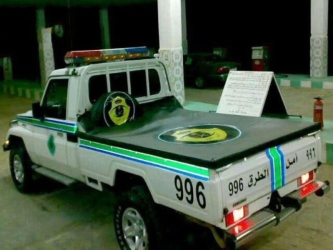 أمن الطرق يضبط مواطنين بحوزتهما 80 زجاجة خمر وحبوب كبتاجون في القويعية