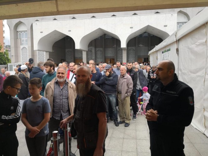 وصول شحنة تقل 8 طن من هدية الملك من التمور لمسلمي البوسنه والهرسك