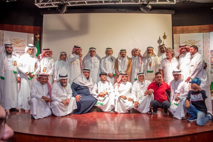 جمعية الثقافة والفنون بجدة تكرم الفنان التشكيلي عبدالله نواوي