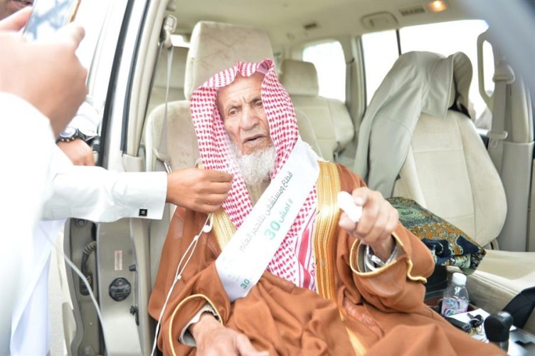 مُسن عمره 100 عام يشارك في فعالیة “امش 30” بعسير
