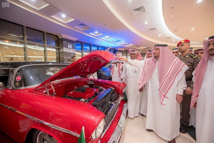 أمير القصيم يفتتح مهرجان السيارات التراثية والكلاسيكية ببريدة