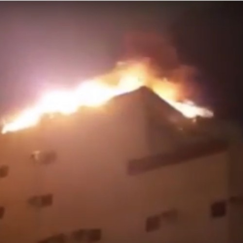 صاعقة رعدية تضـرب عمارة سكنية بجدة.. وتشعل النيران في بيت شعر على سطحها (فيديو)