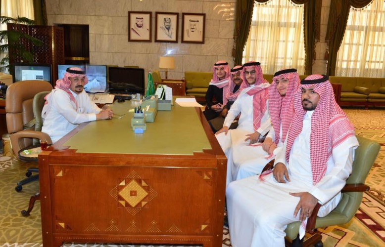 أمير الرياض يستقبل وفد من طلاب مدارس الملك الفيصل