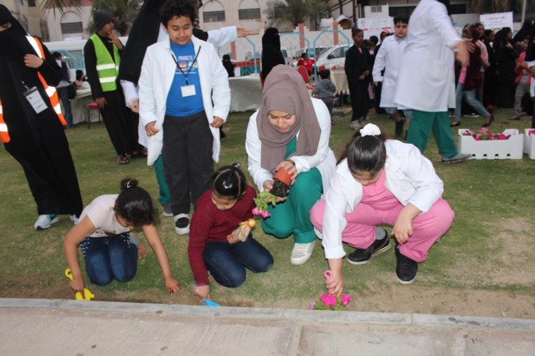 أطفال يزرعون 90 شتلة زهور صدقة جارية عن متوفي السرطان