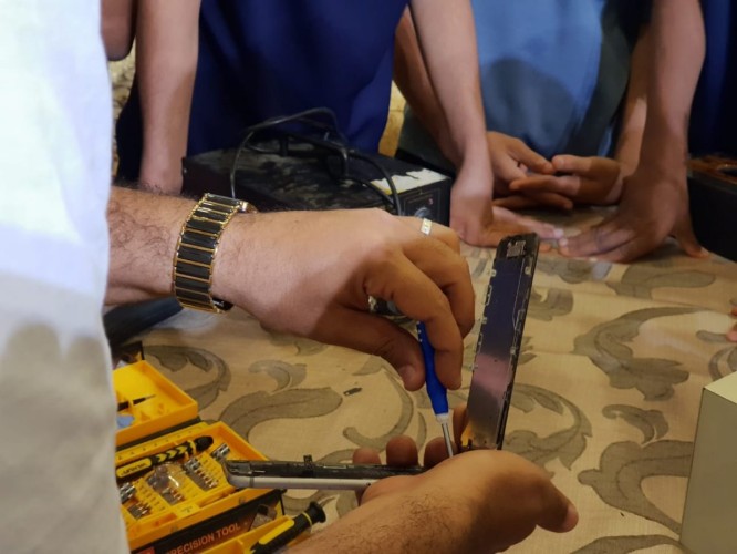 دورة تدريبية بعنوان (صيانة أجهزة الجوال) لنزلاء دار الملاحظة بجازان