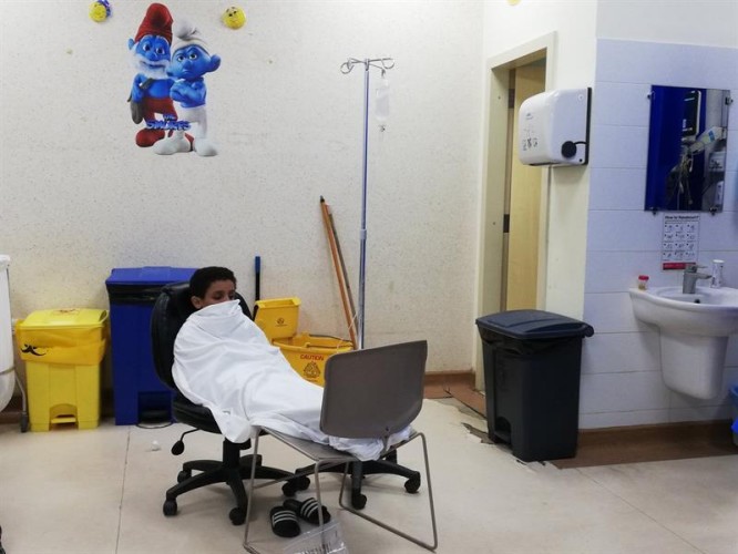 فيديو.. مواطن يضطر لتنويم نجله المريض على الكراسي.. وصحة جازان تعتذر