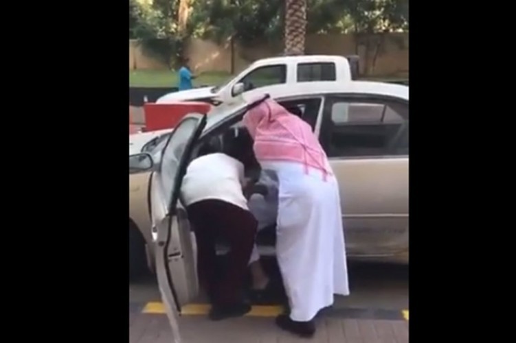 بالفيديو.. تكريم رجل أمن ساعد مواطنًا من ذوي الاحتياجات الخاصة