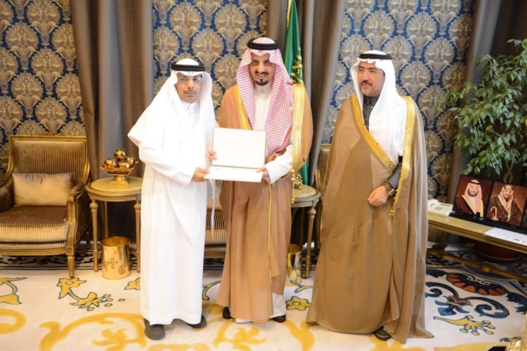 «وكيل إمارة عسير يرأس اجتماع فريق وزارة الإقتصادوالتخطيط مع اللجان المختصة بمجلس المنطقة»