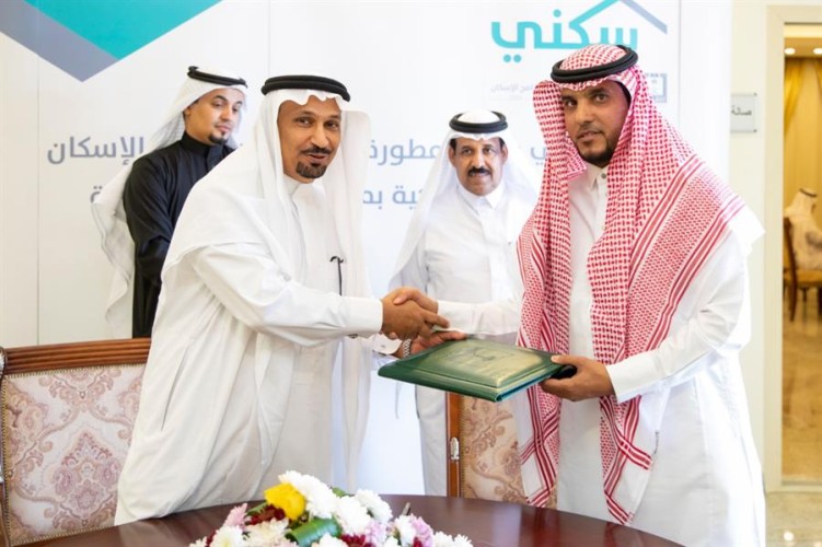 بالصور.. “الإسكان” تسلم عدداً من المواطنين أراضيهم المجانية في “الحناكية”