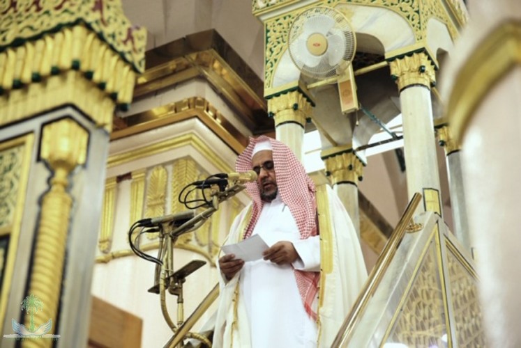 إمام المسجد النبوي يدعو لإعمار شعبان بالقربات