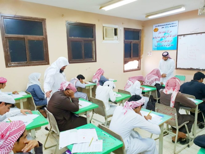 بحضور مدير مكتب التعليم بالريث طلاب الصف الثاني والثالث الثانوي بمجمع آل مشحنة التعليمي يؤدون اختبارات القدرات التشخيصي