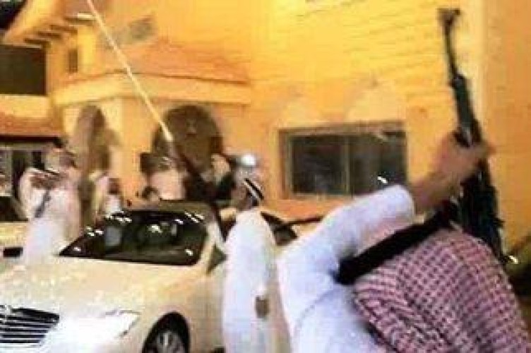 “إمارة جازان” تحذّر من حمل الأسلحة في الأفراح وتلزم مالكي القاعات ببند إضافي في عقد الإيجار
