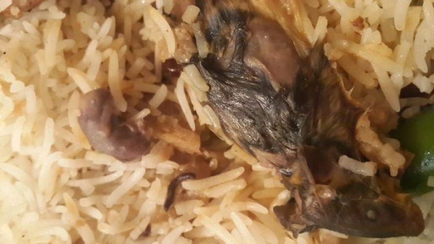 مواطن يعثر على فأر مطبوخ داخل وجبة اشتراها من مطعم في سكاكا