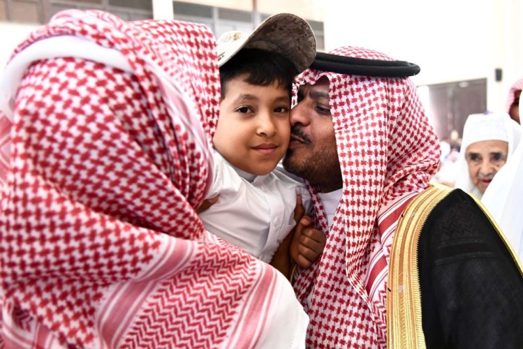 وكيل إمارة جازان للحقوق يؤدي صلاة الميت على الشهيد “خبراني