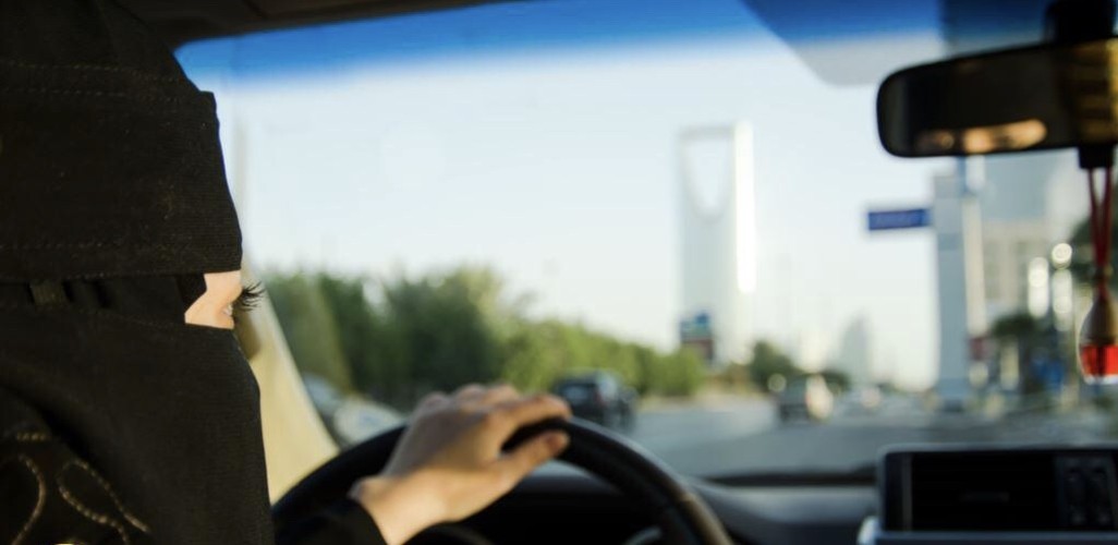 الكشف عن الغرامة المقررة في حال انشغال النساء بوضع المساحيق أثناء القيادة!