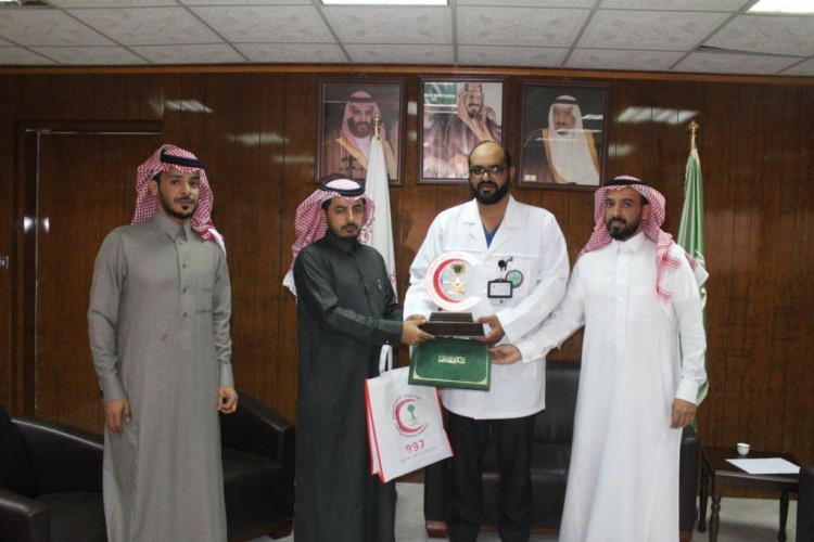 الهلال الأحمر السعودي يكرم مواطن شارك في مباشرة حالة إسعافيه