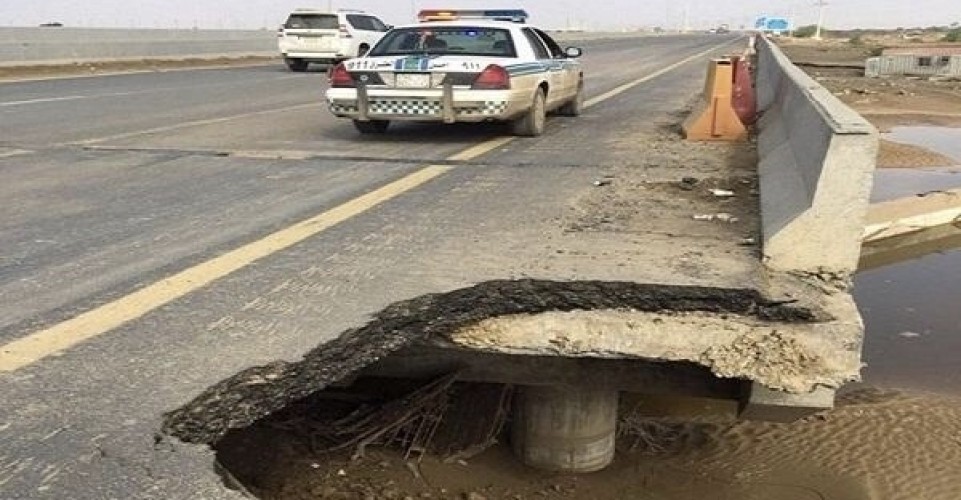 بالصور : هذا ما خلفته سيول الليث المنقولة في طريق الساحل الدولي