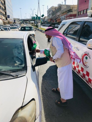 هلال الباحة ‘ يوزع الورود لعابري الطريق