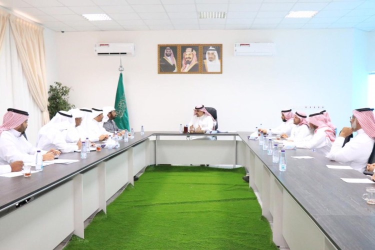 “استشاري خليص” يلتقي رئيس البلدية لمناقشة الرؤية المستقبلية للمحافظة