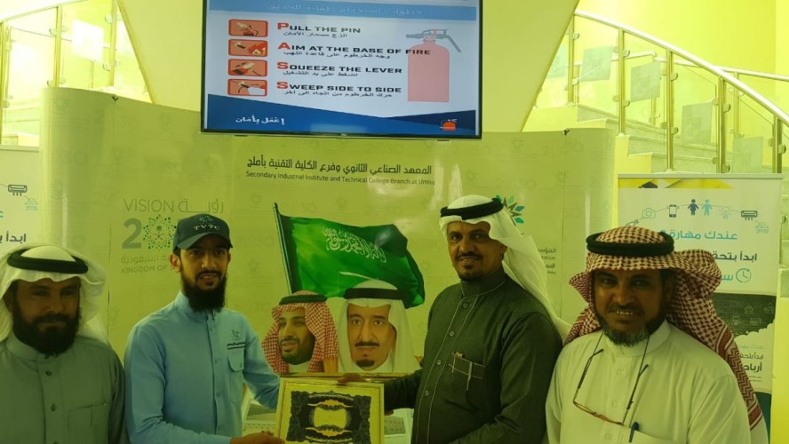 بالصور_اعضاء سياحية الشبحة في زيارة للمعهد الصناعي وكلية املج التقنية