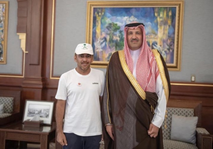 أمير منطقة المدينة المنورة يستقبل الرحالة السعودي “محمدالبارقي”