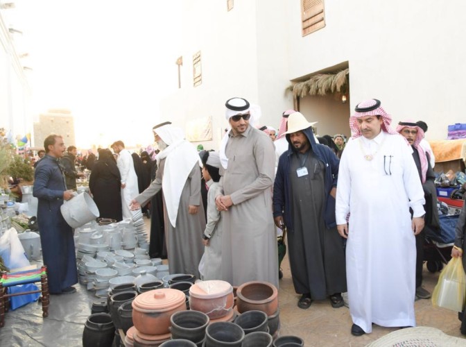 الأمير تركي بن محمد يتجول في قرية جازان بالجنادرية