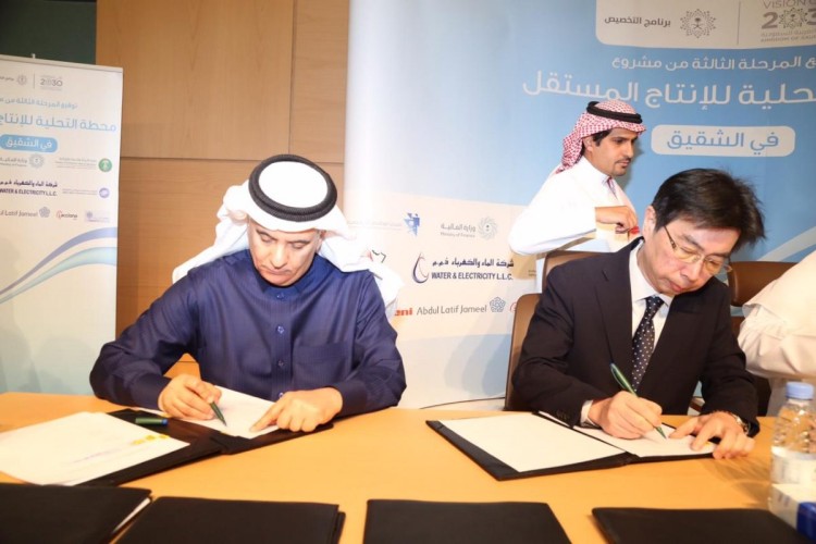 المهندس الفضلي يوقع اتفاقيات المرحلة الثالثة من مشروع محطة التحلية بالشقيق