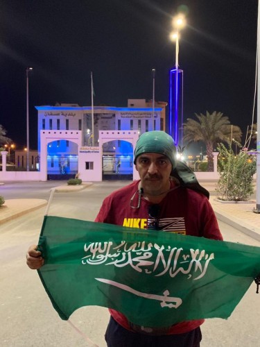 البارقي يصل عسفان قادما من عسير مشيا على قدمية.