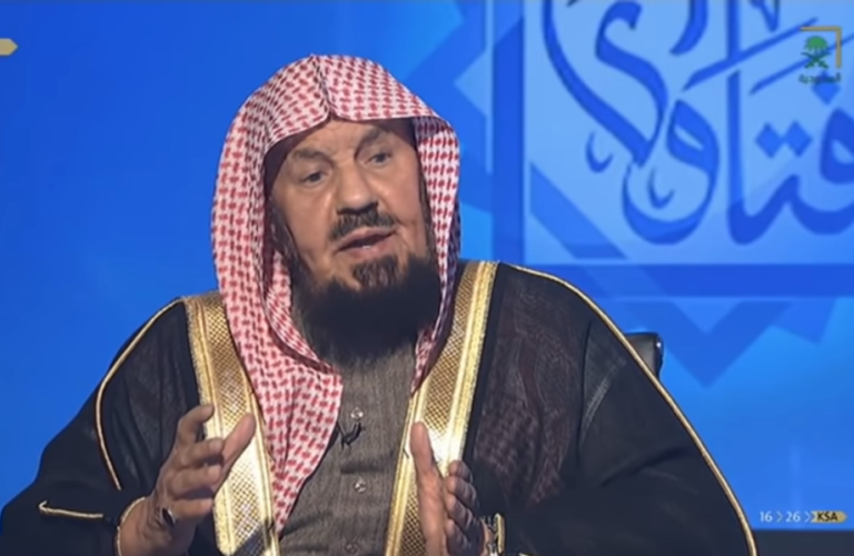 المنيع: ارتداء عدسات ملونة على العين للتجميل غير جائر لثلاثة أسباب (فيديو)