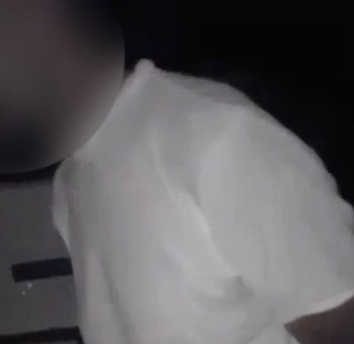 فيديو متداول لـ”راعي ماشية” يكبل كفيله في الصحراء.. حوار واحتجاج ووعد لم يفِ به