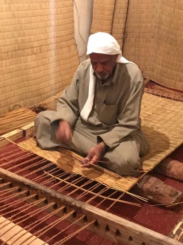 روى قصته في “الجنادرية”.. “آل حميد” يحترف صناعة المقاطف منذ 50 عاماً