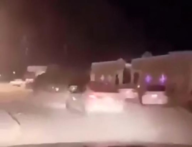 شاهد.. اصطدام سيارة بناقة في أحد الأحياء بالمملكة