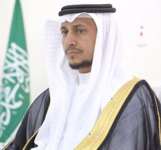 شاهد.. مدير “تعليم جازان” يزور الطالب المطعون داخل حافلة ويتوعد بمحاسبة المقصّرين