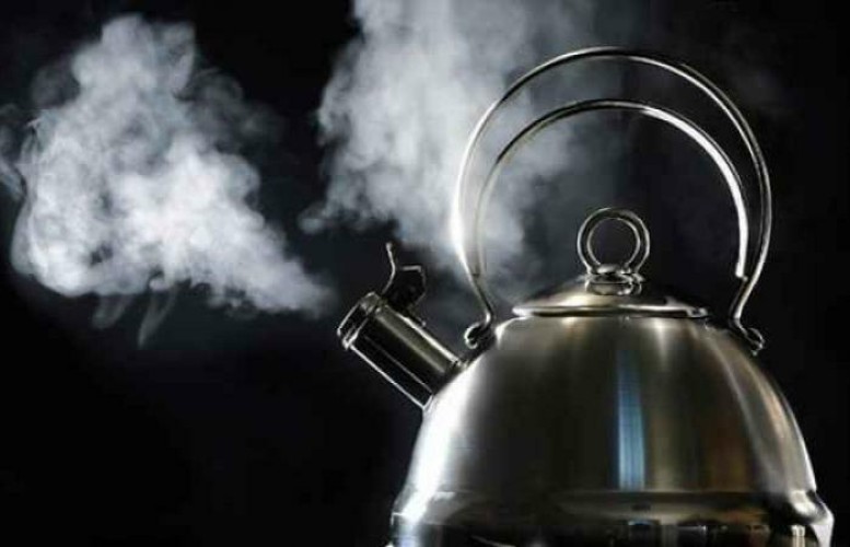 “الغذاء والدواء” ترد على إشاعة وجود مخاطر صحية في حالة إعادة غلي المياه