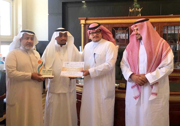 عميد شؤون الطلاب بجامعة أم القرى يكرم مستشار النادي الثقافي
