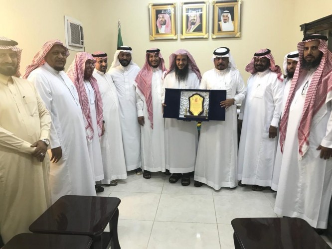 محافظ بيش يلتقي اعضاء جمعية تحفيظ القرآن.